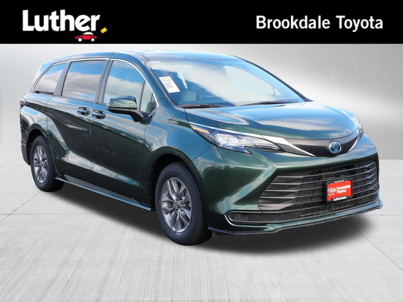 Certified 2025 Toyota Sienna LE AWD/4WD image 1