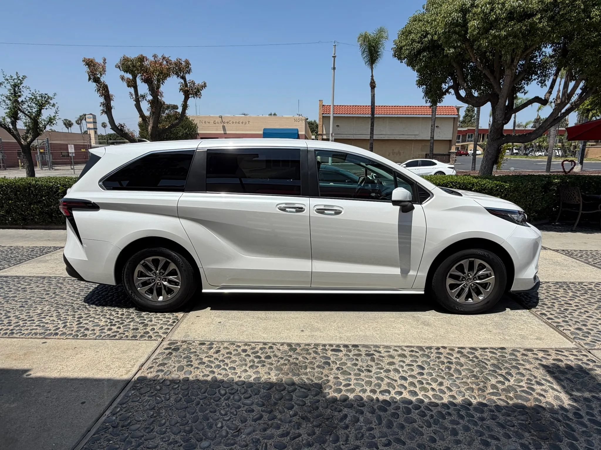 Used 2023 Toyota Sienna XLE FWD image 4