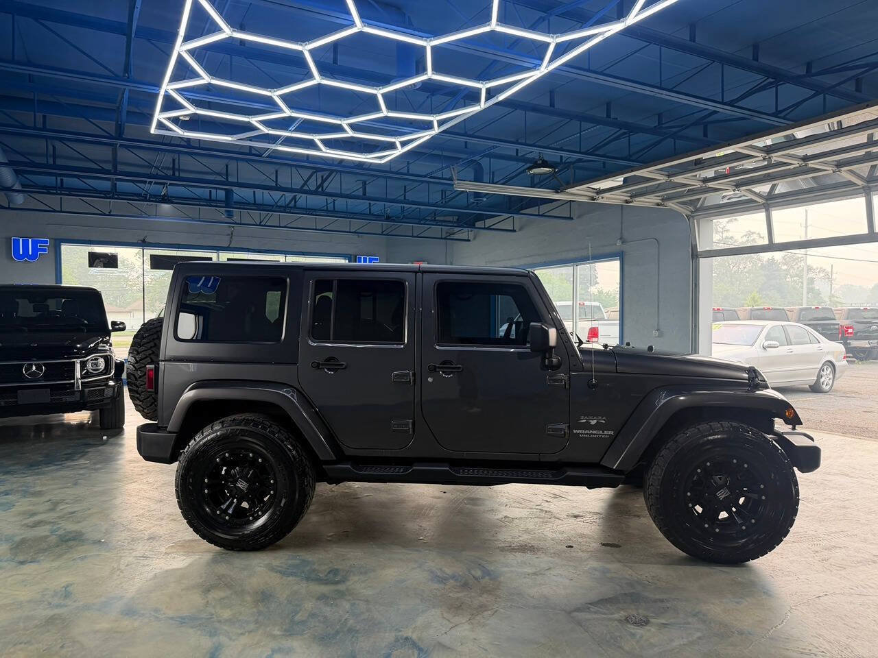 Used 2016 Jeep Wrangler Unlimited Sahara w/ Dual Top Group AWD/4WD image 10