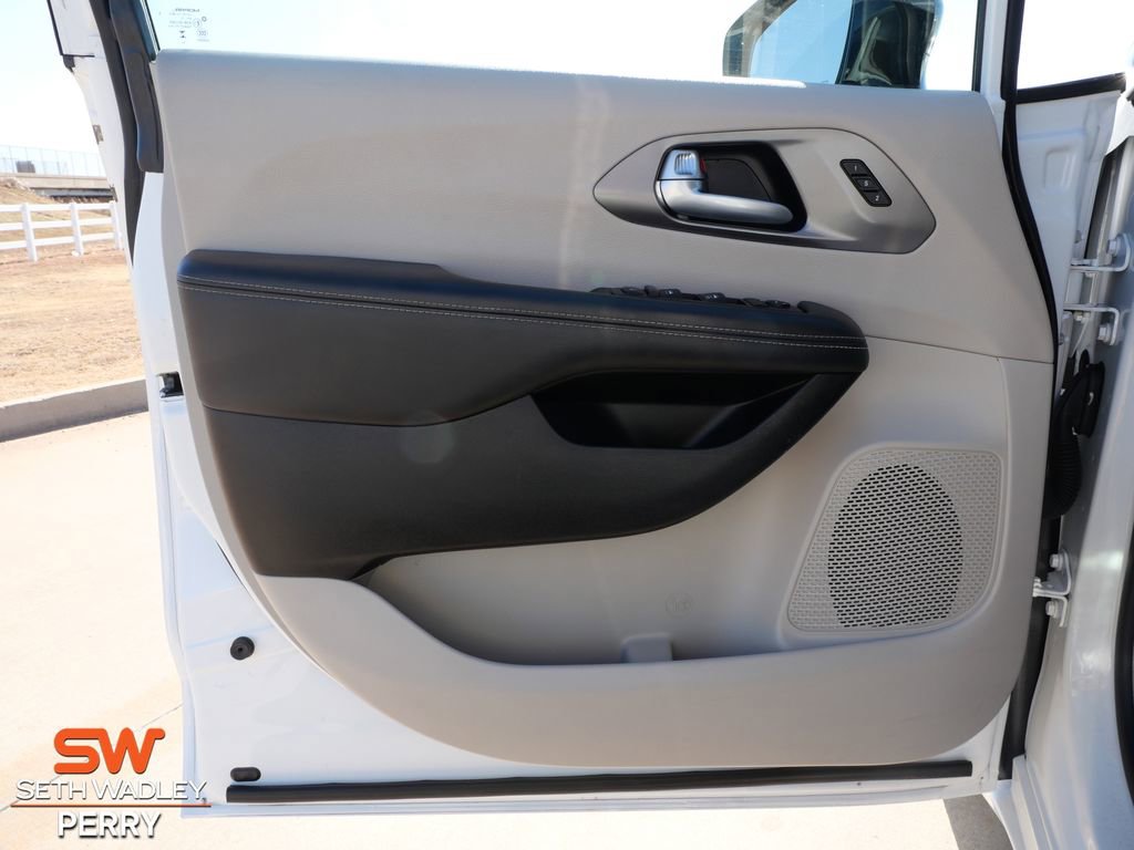 Used 2024 Chrysler Pacifica Touring-L image 12