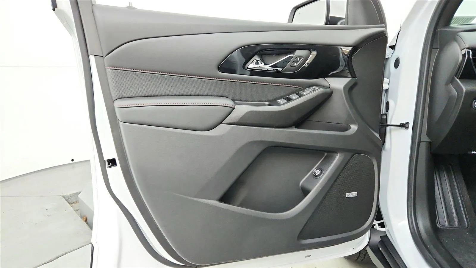 Used 2023 Chevrolet Traverse RS FWD image 45