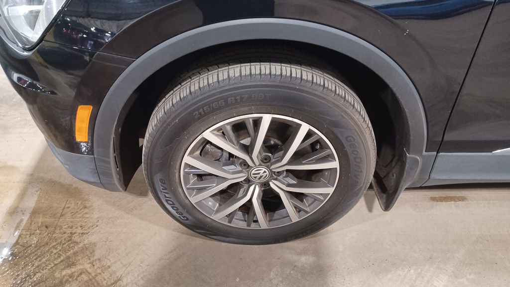 Used 2020 Volkswagen Tiguan SE w/ Panoramic Sunroof Package image 3