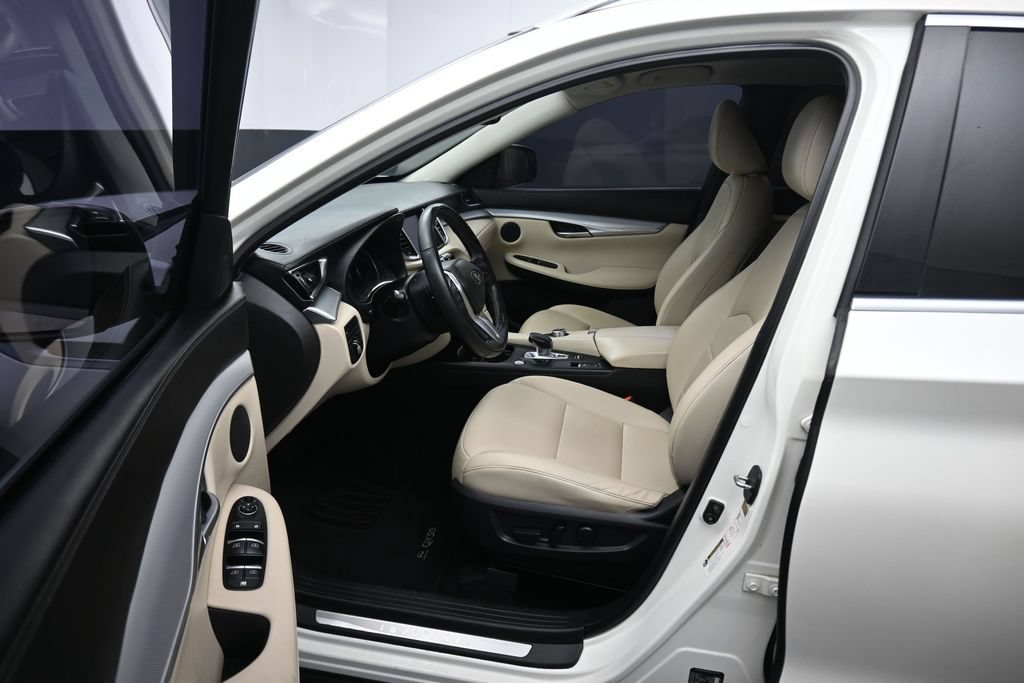 Used 2019 INFINITI QX50 Luxe w/ Navigation Package FWD image 11