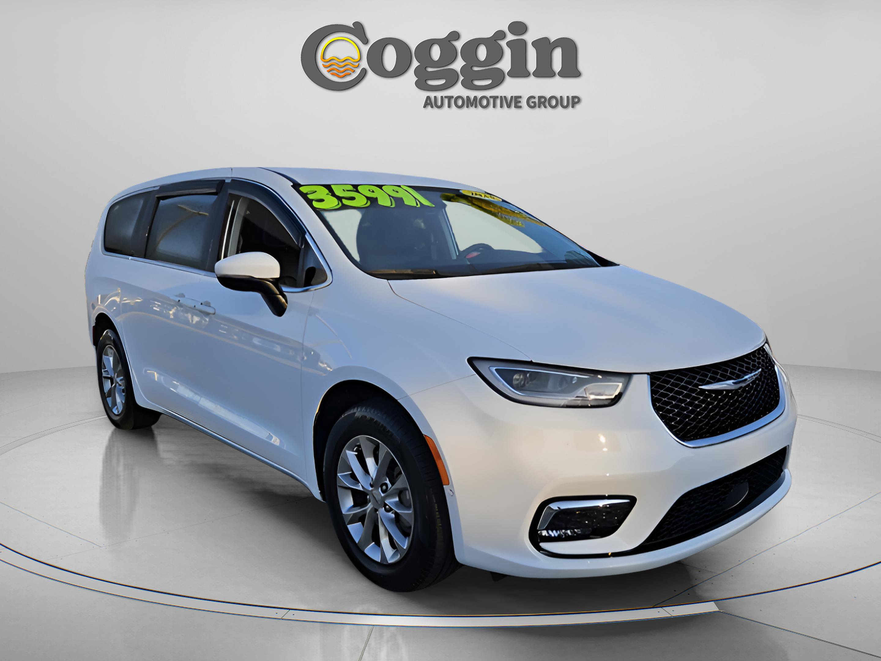 Used 2023 Chrysler Pacifica Touring-L image 6