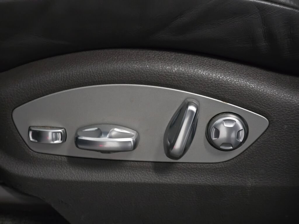 Certified 2024 Porsche Macan AWD/4WD image 36