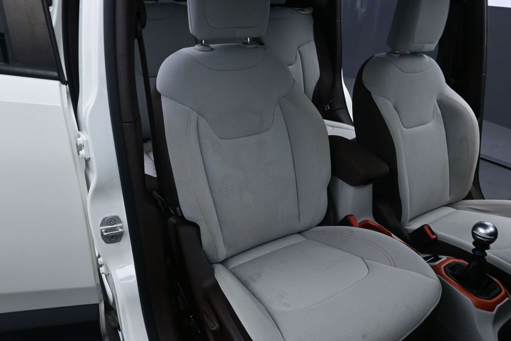 Used 2015 Jeep Renegade Latitude AWD/4WD image 19