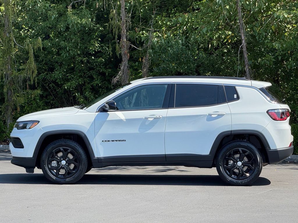 Used 2024 Jeep Compass Latitude AWD/4WD image 3