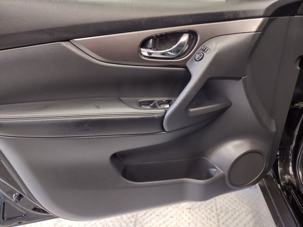 Used 2016 Nissan Rogue SV w/ SV Premium Package AWD/4WD image 20