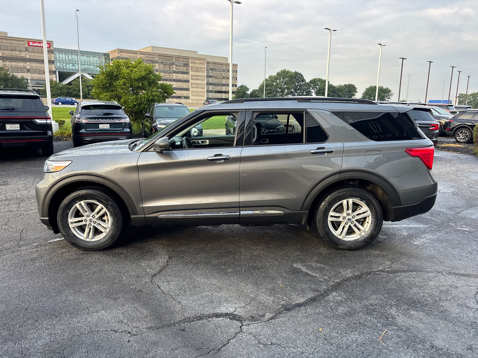 Used 2023 Ford Explorer XLT AWD/4WD image 4