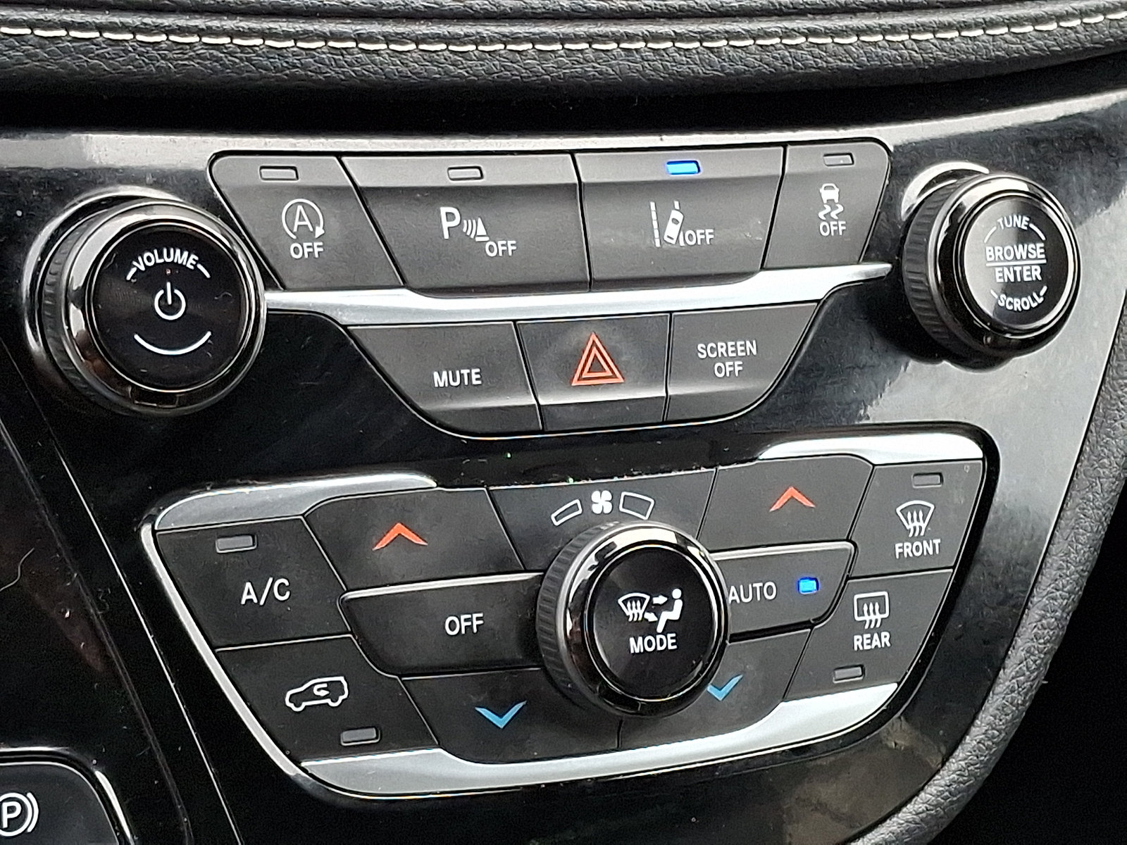 Used 2025 Chrysler Pacifica Limited FWD image 17
