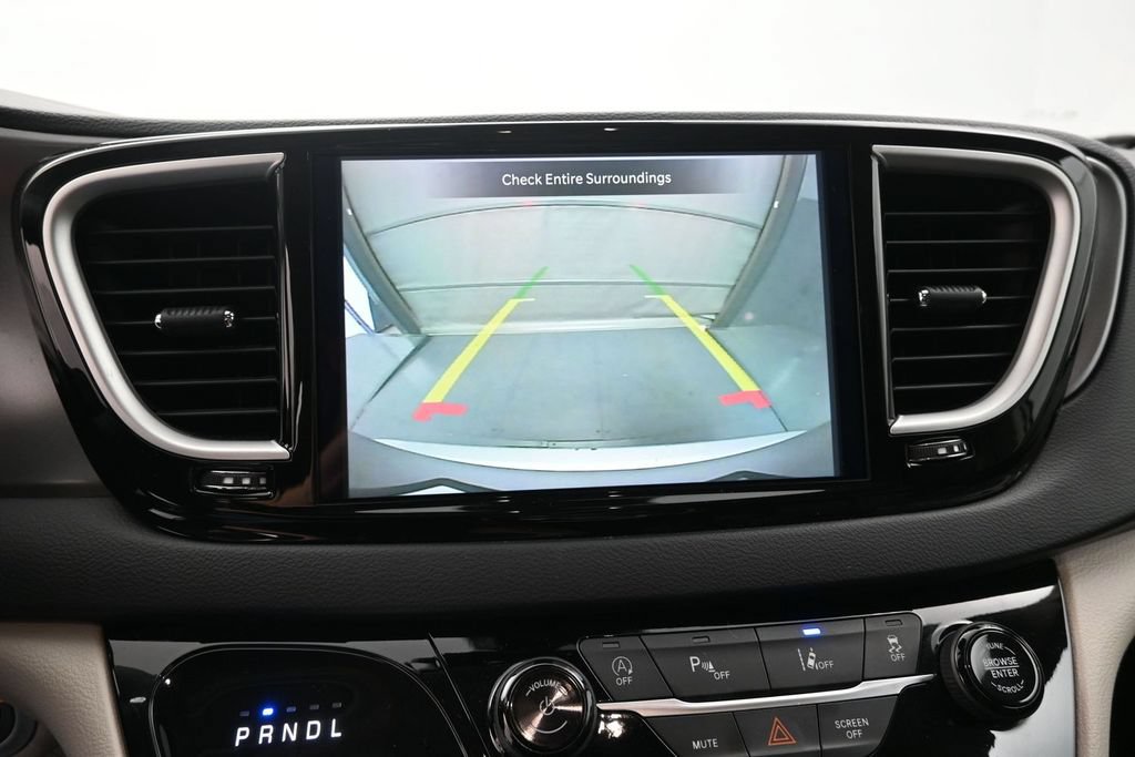 Used 2023 Chrysler Pacifica Touring-L FWD image 11