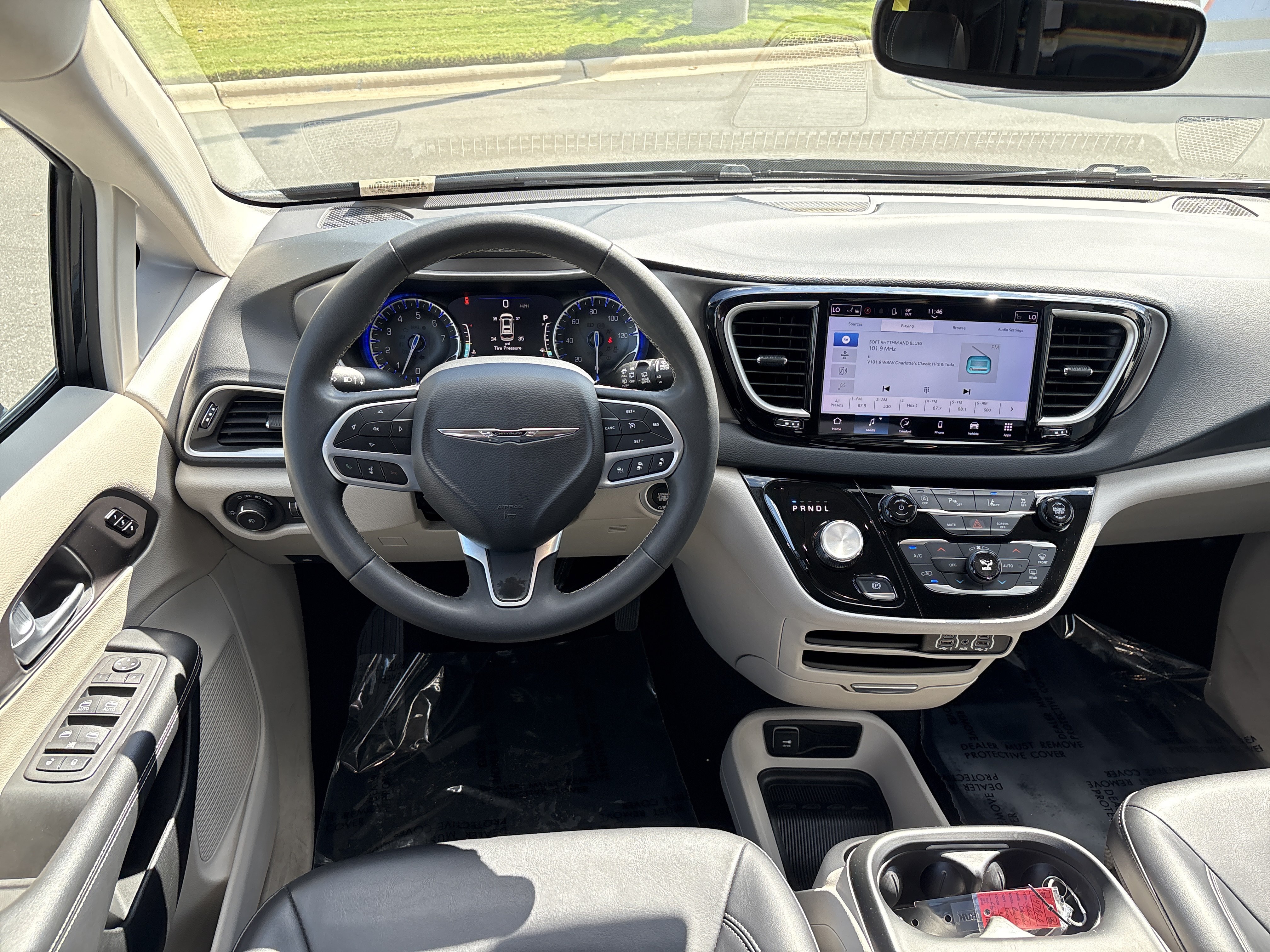 Used 2023 Chrysler Pacifica Touring-L FWD image 19