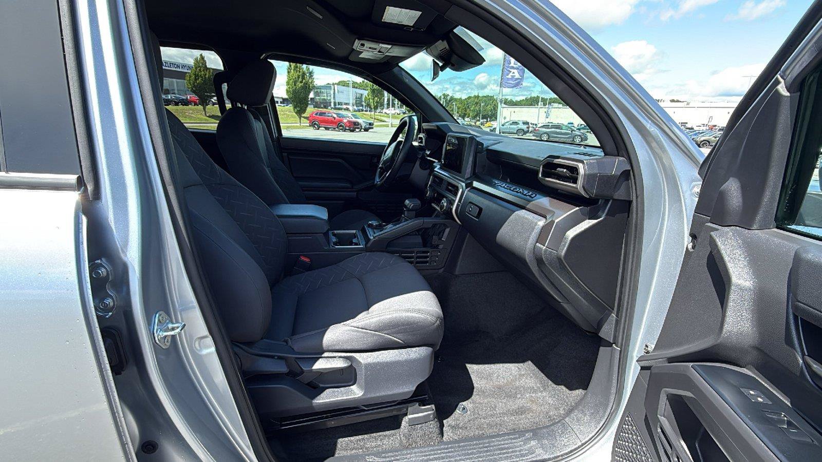 Used 2025 Toyota Tacoma SR5 AWD/4WD image 17