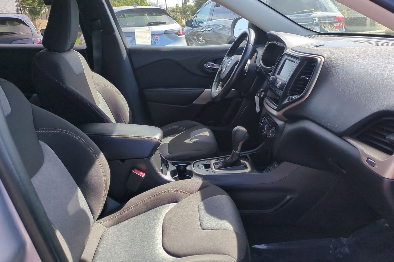 Used 2018 Jeep Cherokee Latitude w/ Altitude Package image 24