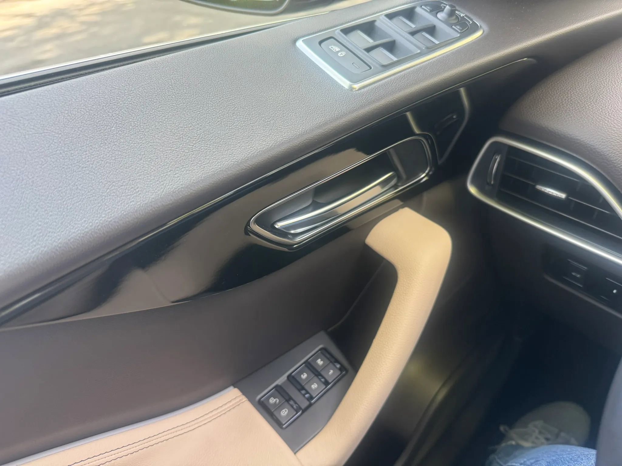 Used 2017 Jaguar F-PACE Prestige image 31