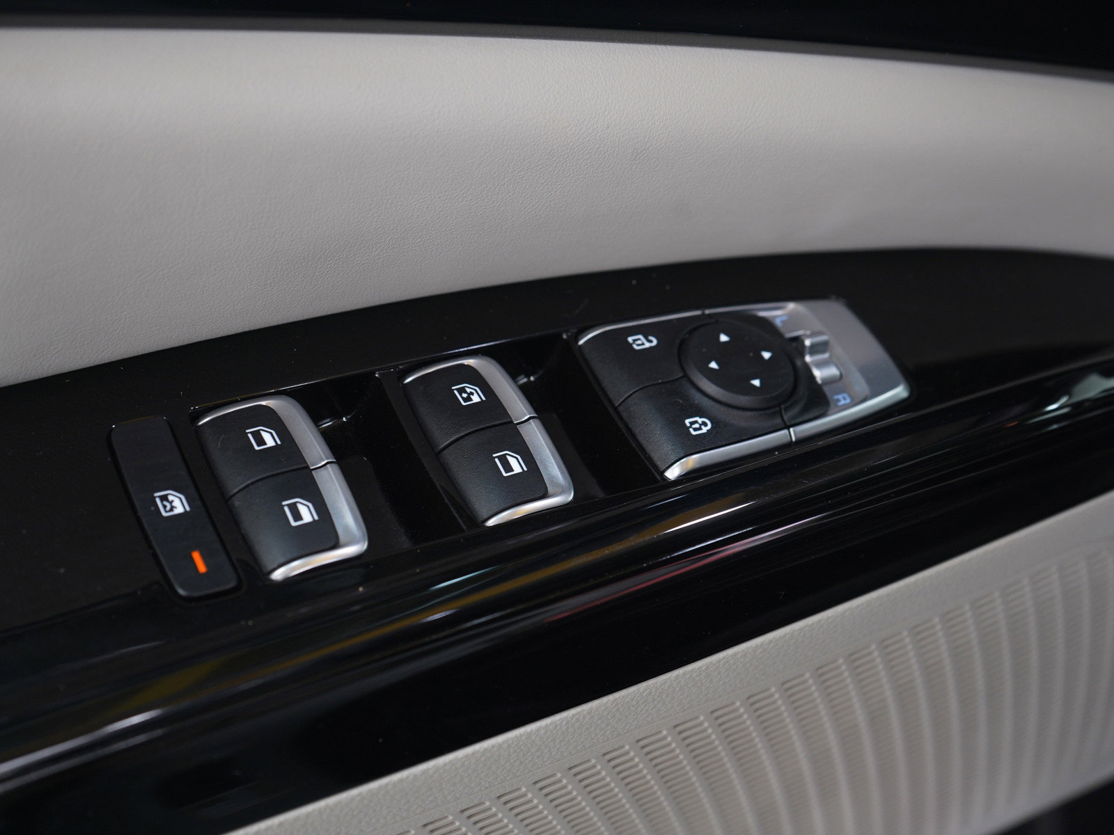 Used 2024 Kia Carnival EX image 26