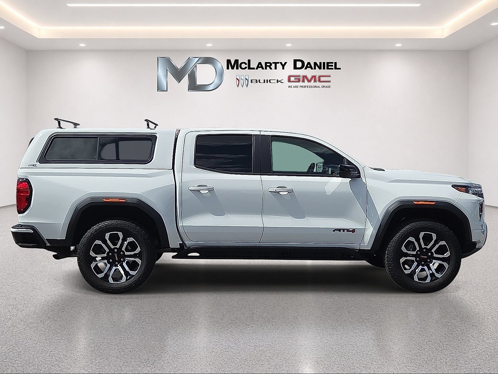 Used 2025 GMC Canyon AT4 w/ Nightfall Edition AWD/4WD image 15