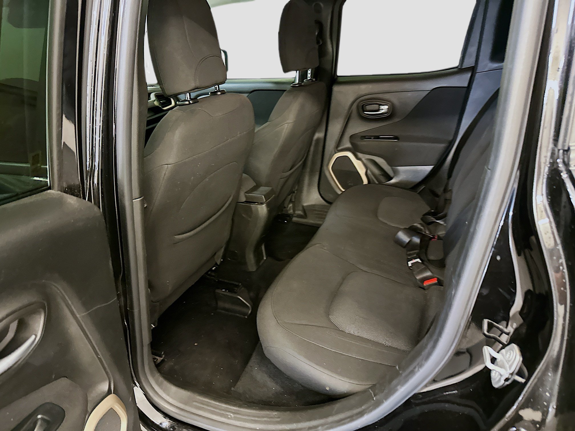 Used 2015 Jeep Renegade Latitude FWD image 29
