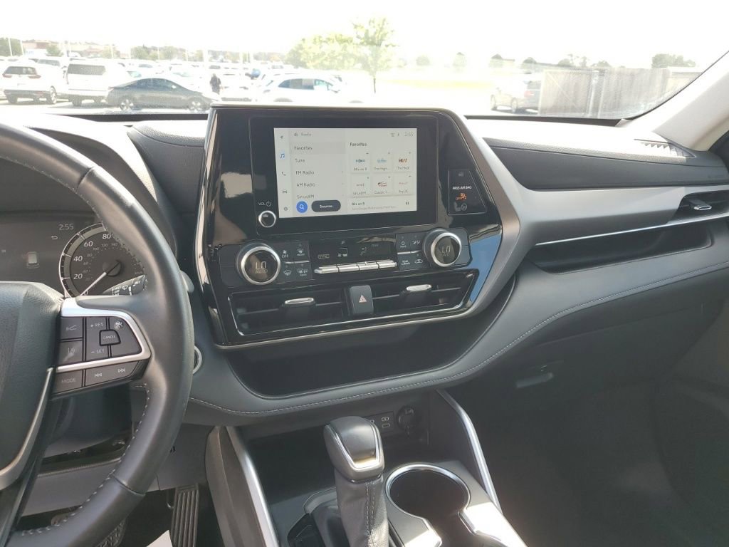 Used 2024 Toyota Highlander LE image 17
