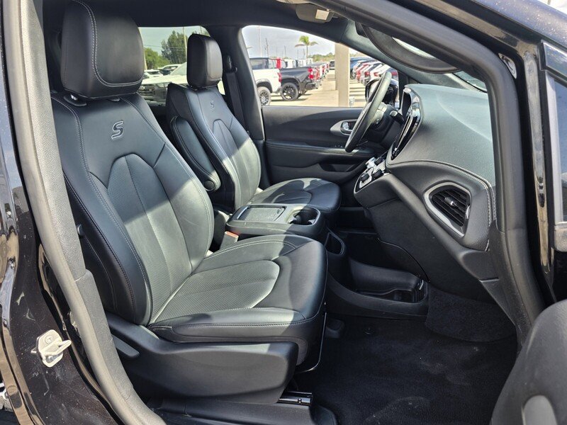 Used 2024 Chrysler Pacifica Touring-L w/ S Appearance Package AWD/4WD image 17