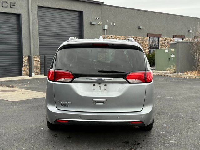Used 2019 Chrysler Pacifica Touring-L image 4