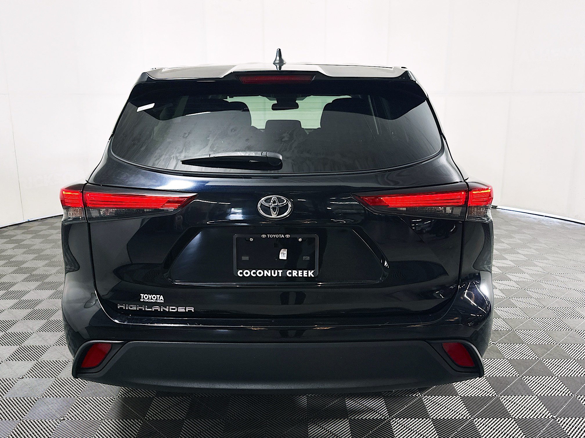 Used 2023 Toyota Highlander L FWD image 4