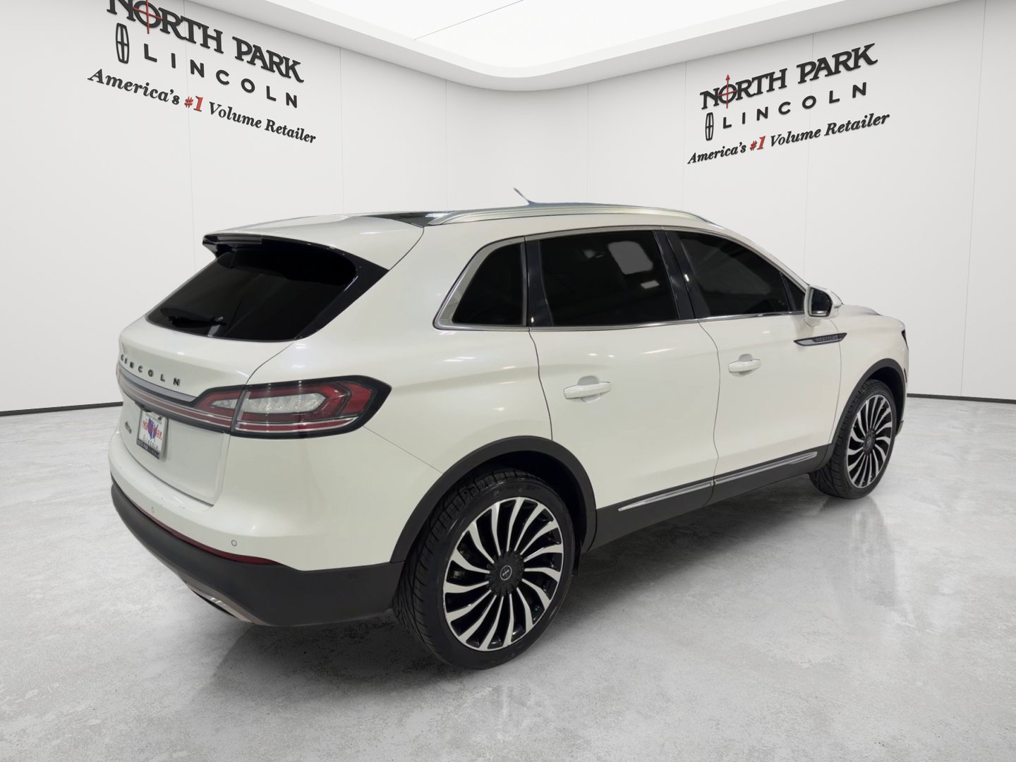 Used 2022 Lincoln Nautilus Black Label w/ Cargo Utility Package AWD/4WD image 5