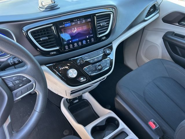 Used 2017 Chrysler Pacifica Touring FWD image 32