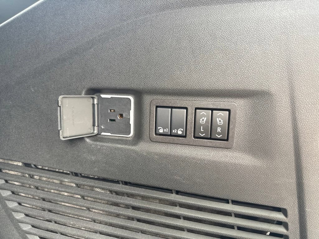 Used 2025 GMC Yukon XL Denali Ultimate AWD/4WD image 62