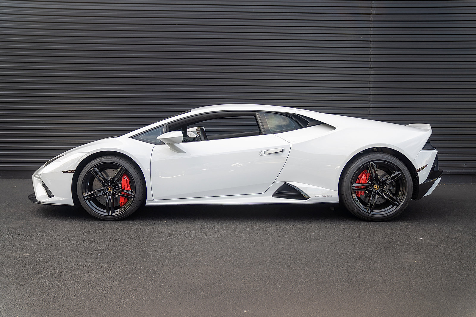 Used 2022 Lamborghini Huracan EVO RWD image 2