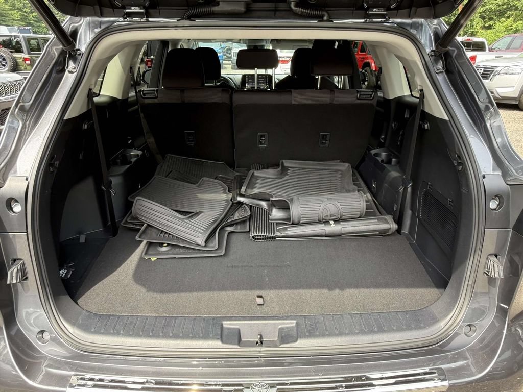 Used 2020 Toyota Highlander LE FWD image 11