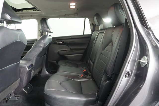 Used 2021 Toyota Highlander XLE image 32