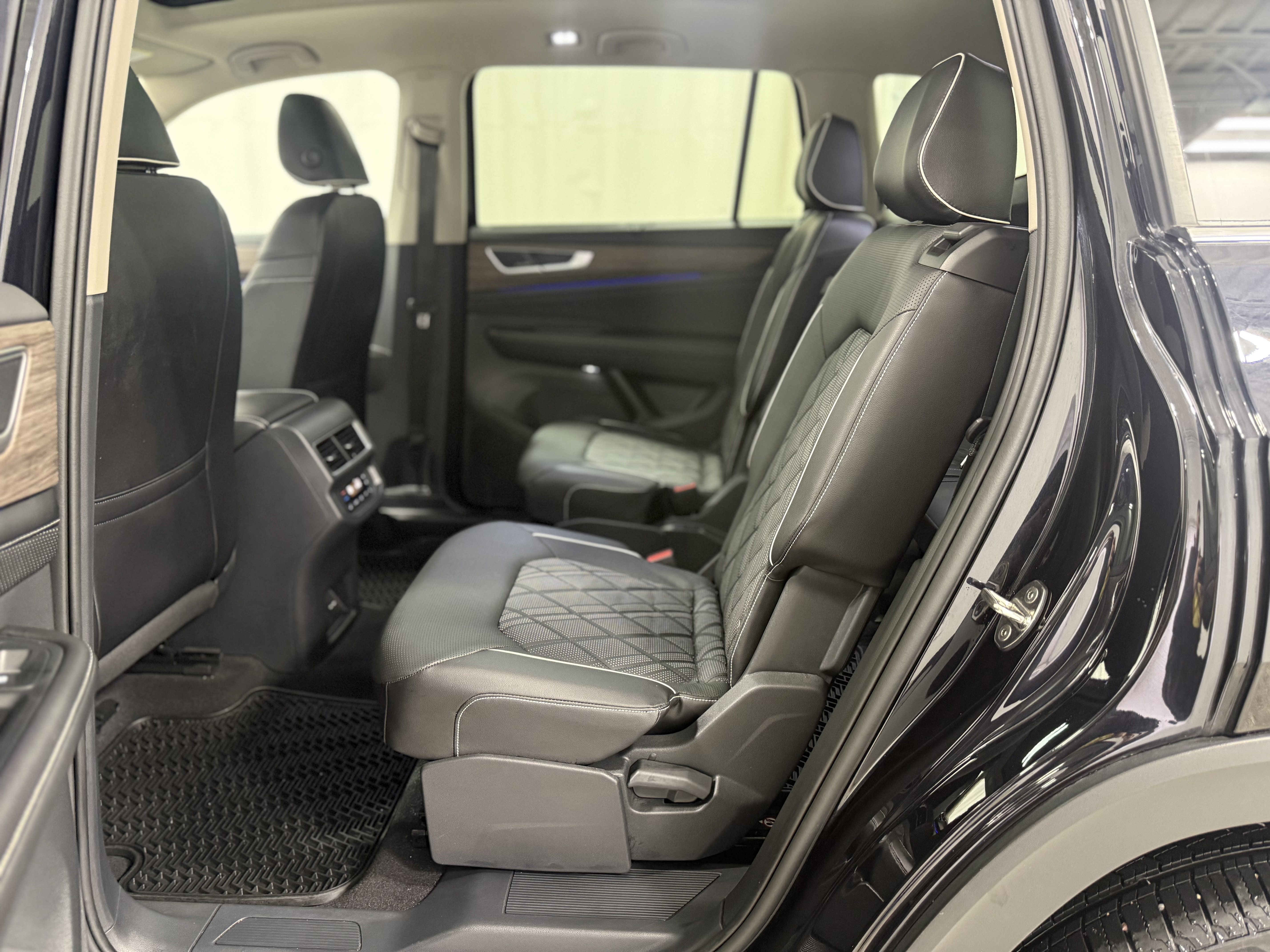 Used 2024 Volkswagen Atlas SEL Premium R-Line image 25