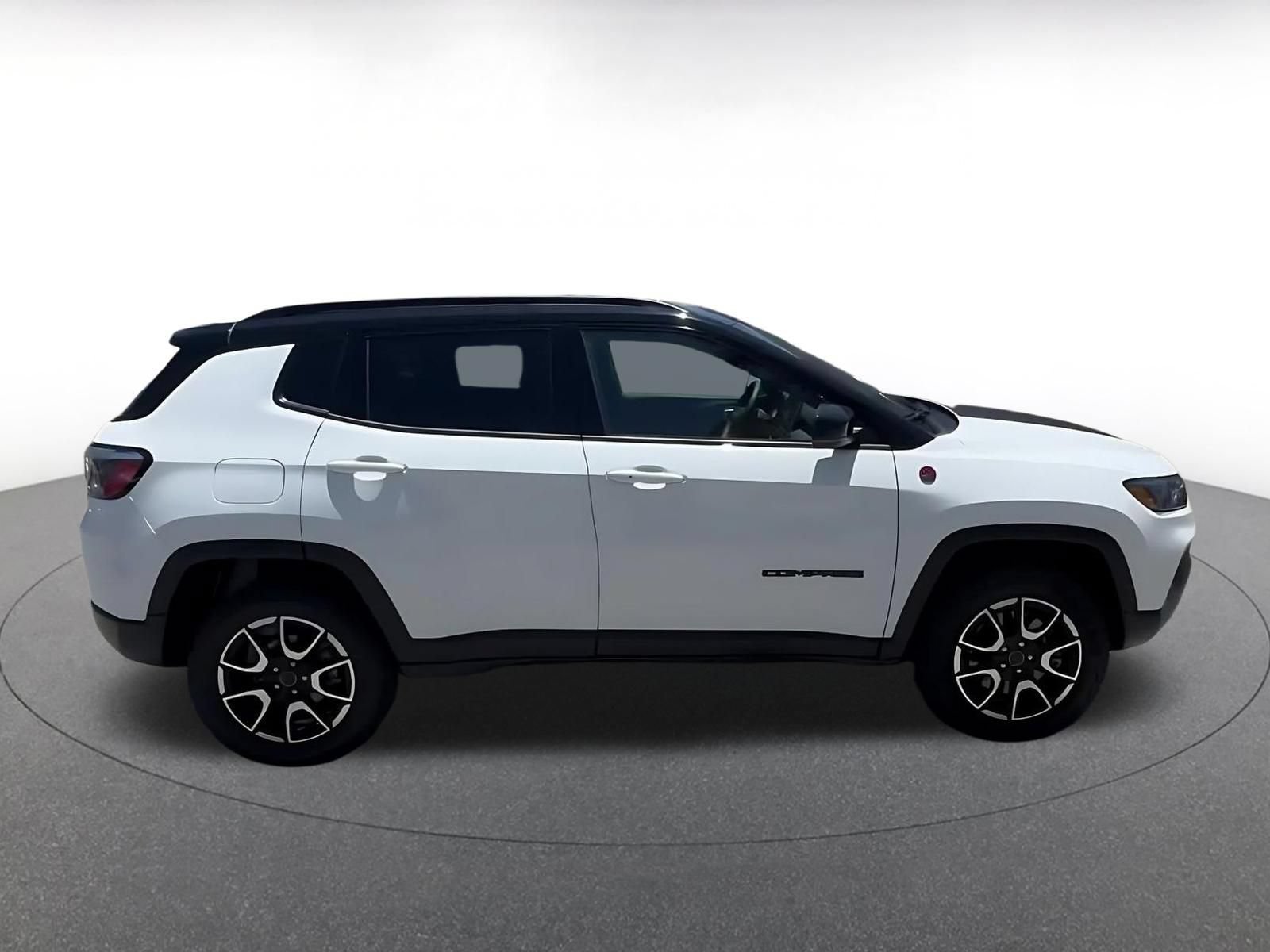 Used 2025 Jeep Compass Trailhawk AWD/4WD image 14