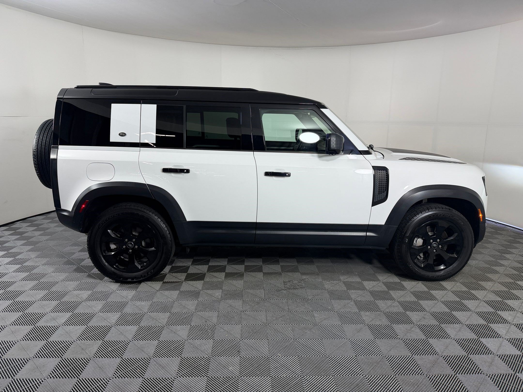 Used 2020 Land Rover Defender 110 HSE AWD/4WD image 8