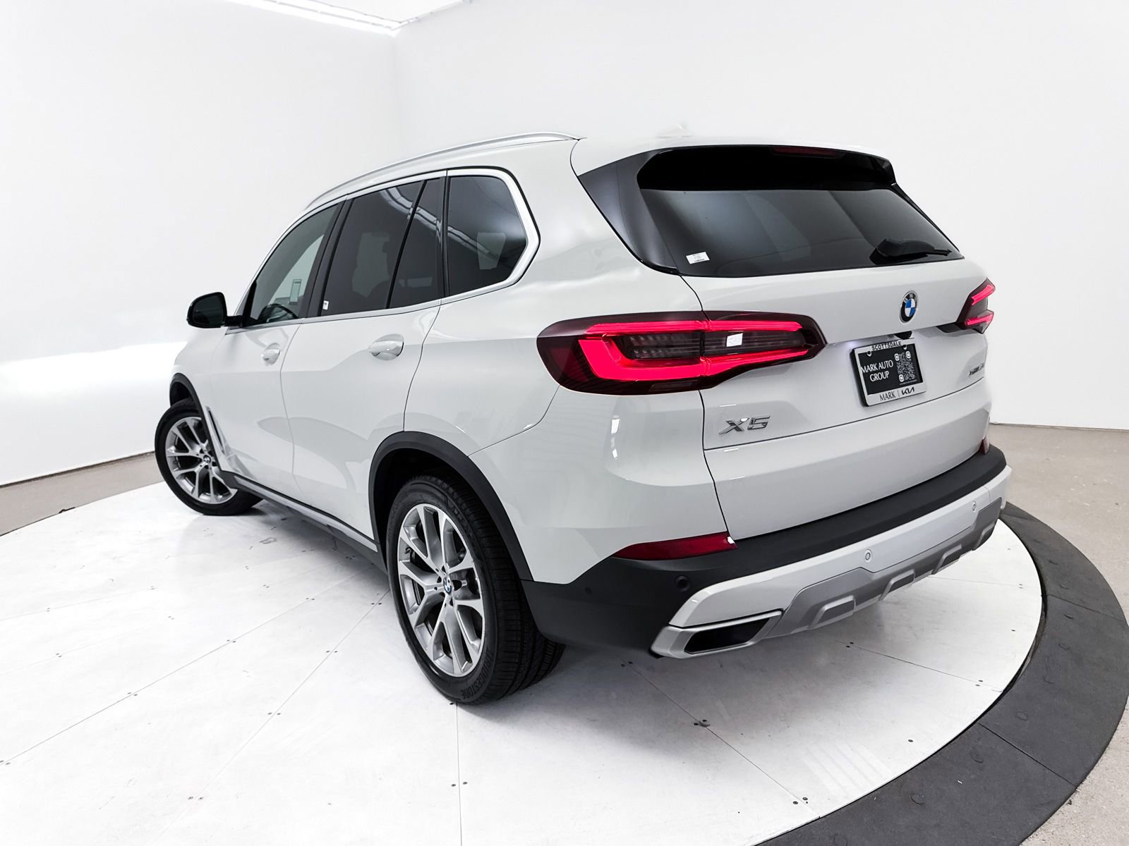 Used 2022 BMW X5 xDrive40i w/ Premium Package AWD/4WD image 2