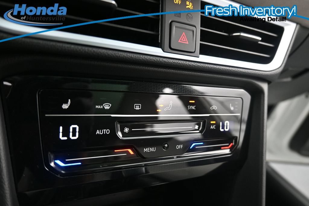Used 2025 Volkswagen Taos SE w/ Panoramic Sunroof Package FWD image 16