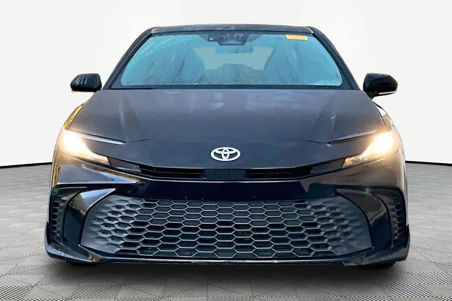 Used 2025 Toyota Camry SE FWD image 3
