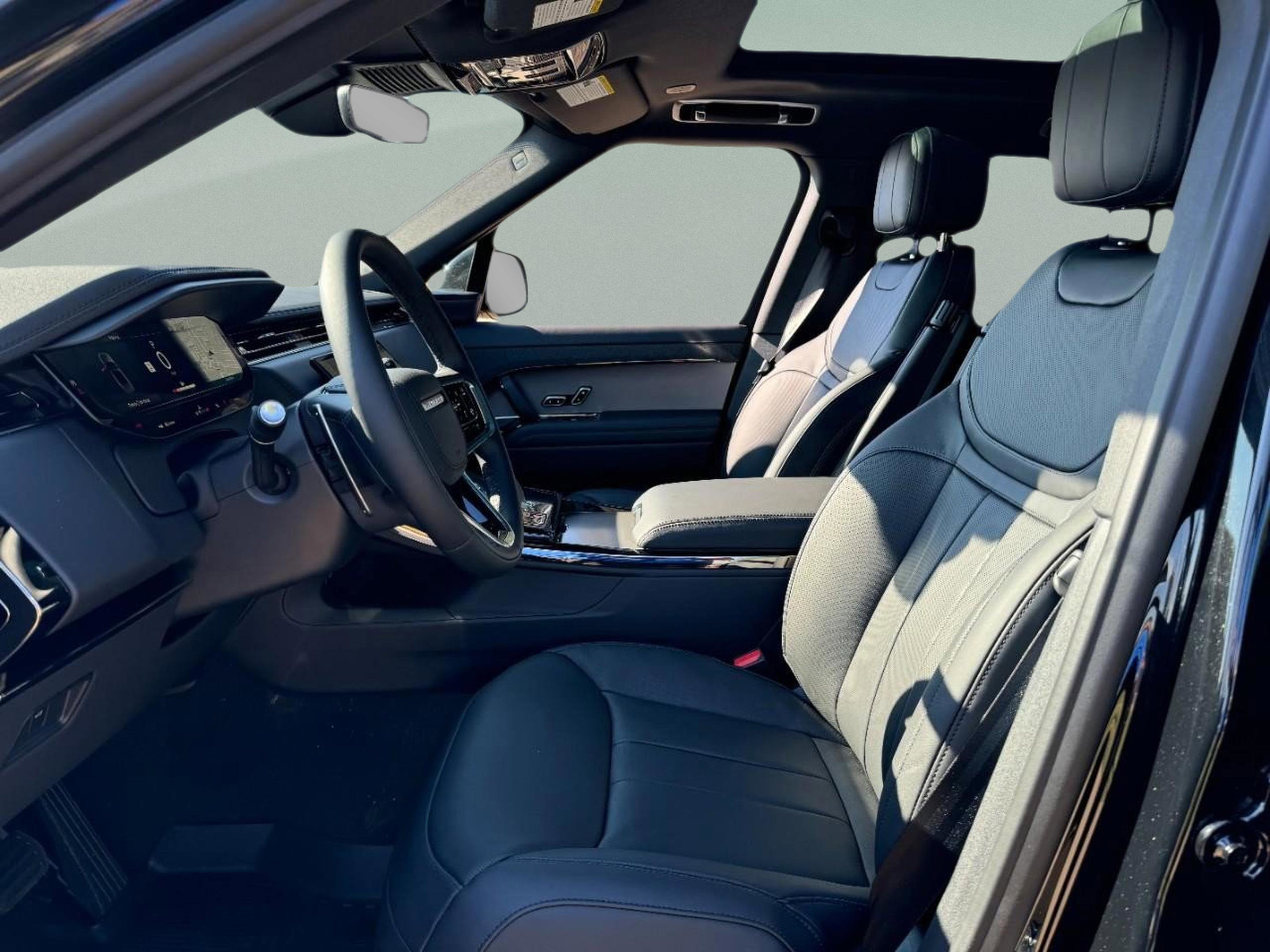 Used 2025 Land Rover Range Rover Sport SE image 27