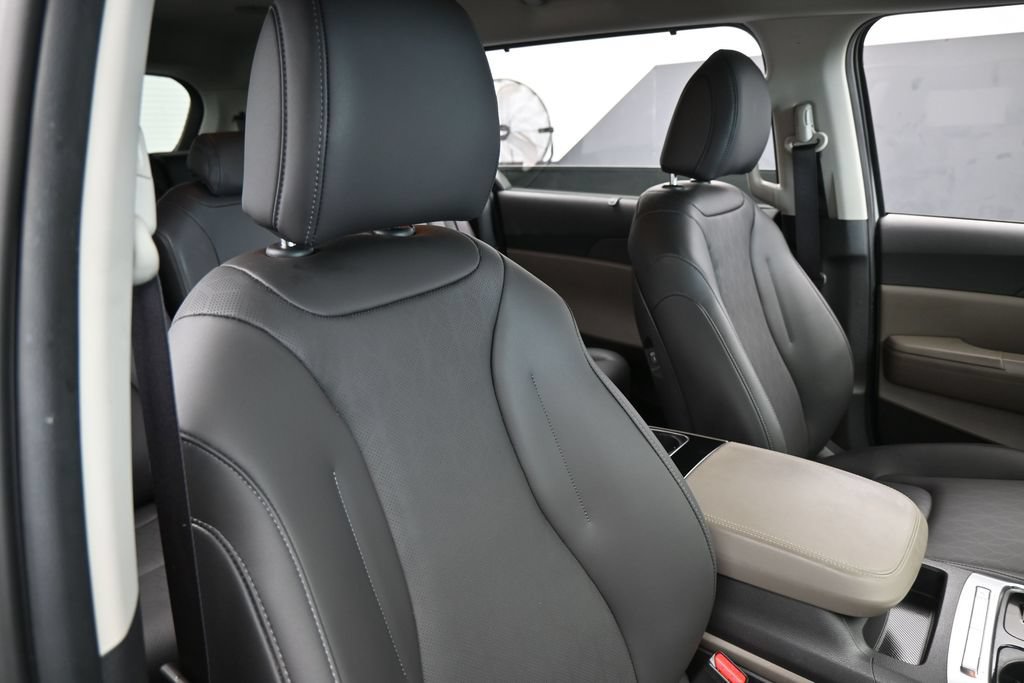 Used 2025 Kia Carnival EX FWD image 48