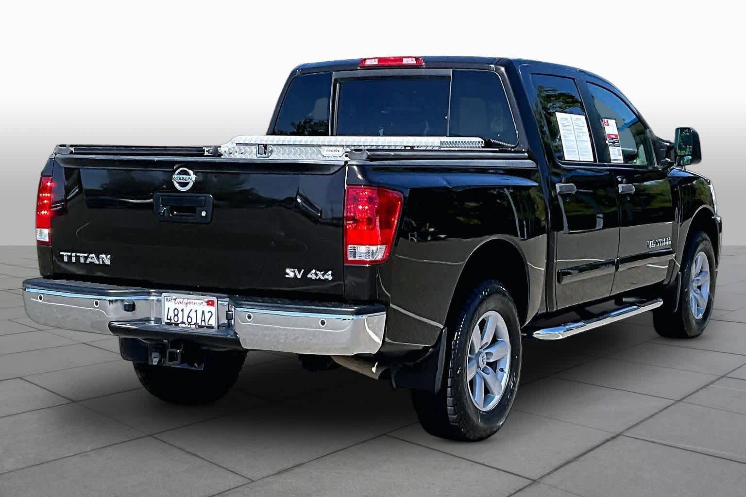 Used 2014 Nissan Titan SV w/ SV Premium Utility Package AWD/4WD image 12