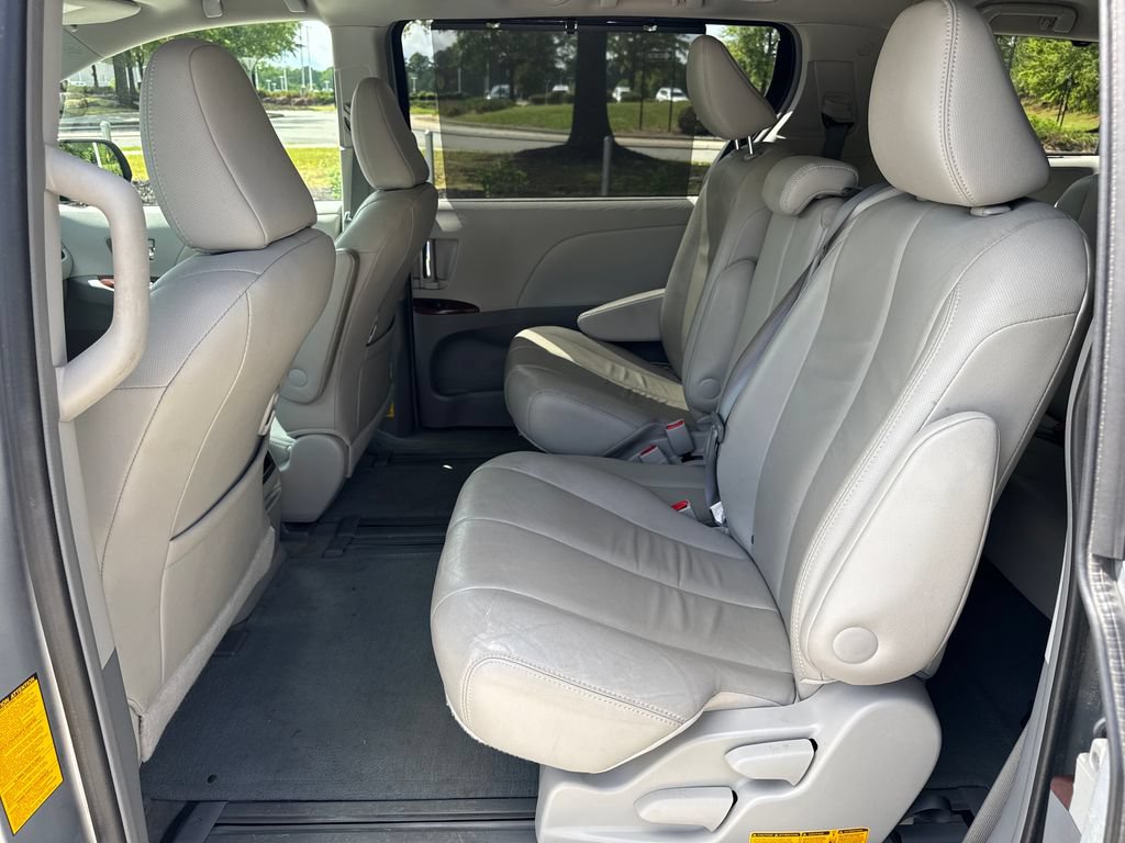 Used 2013 Toyota Sienna XLE FWD image 31