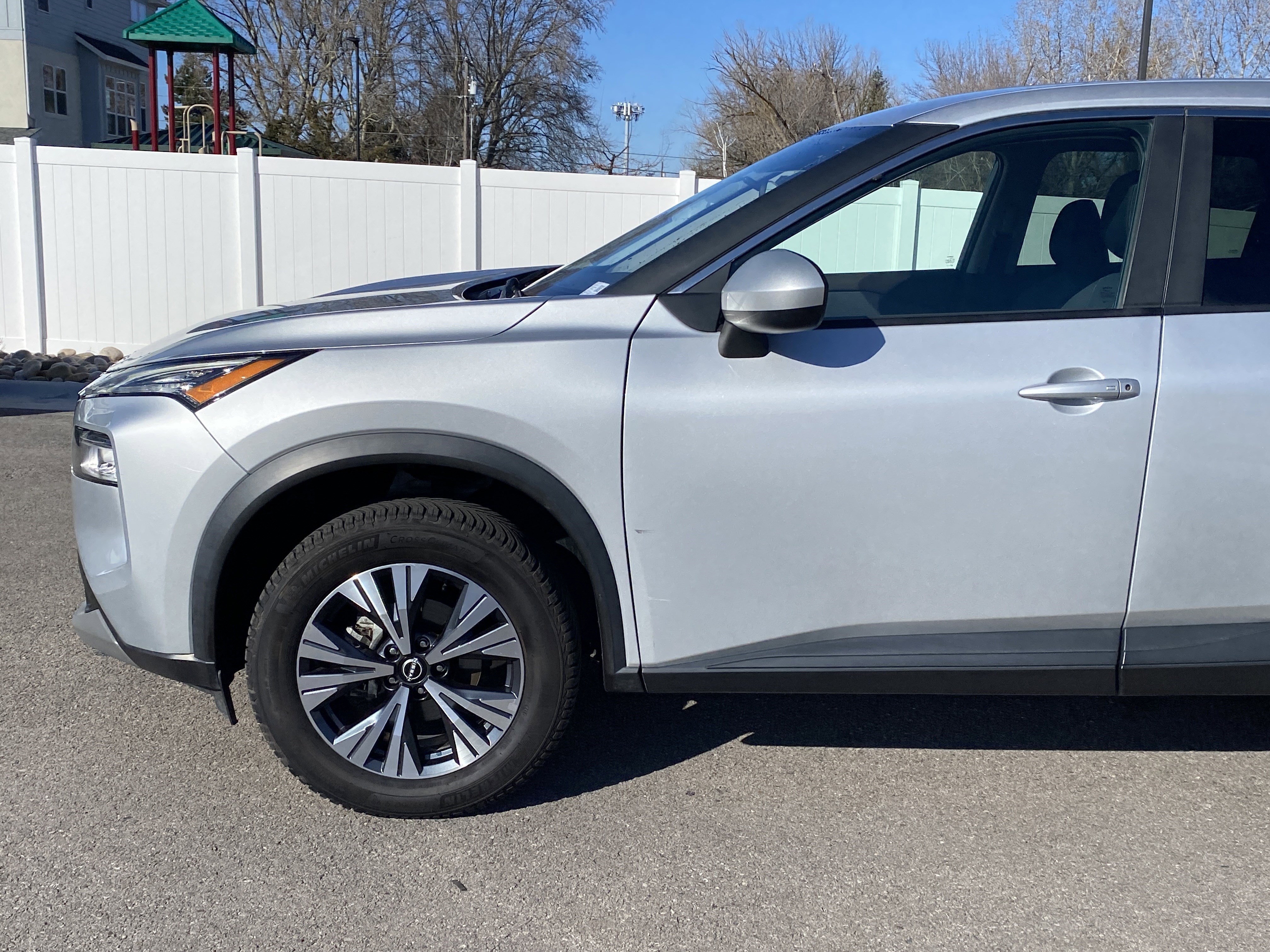 Used 2023 Nissan Rogue SV image 2