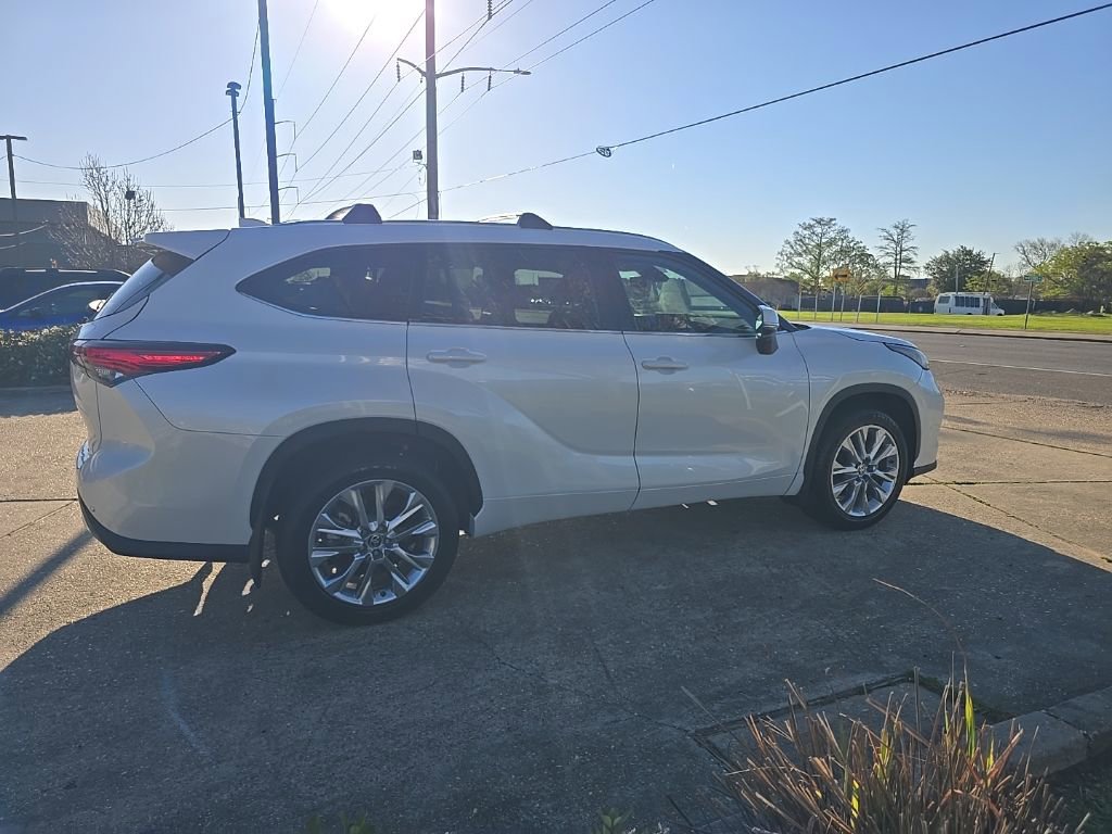 Used 2023 Toyota Highlander Limited FWD image 4