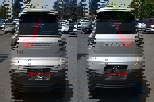 Used 2025 Volvo XC40 B5 Plus w/ Climate Package image 12