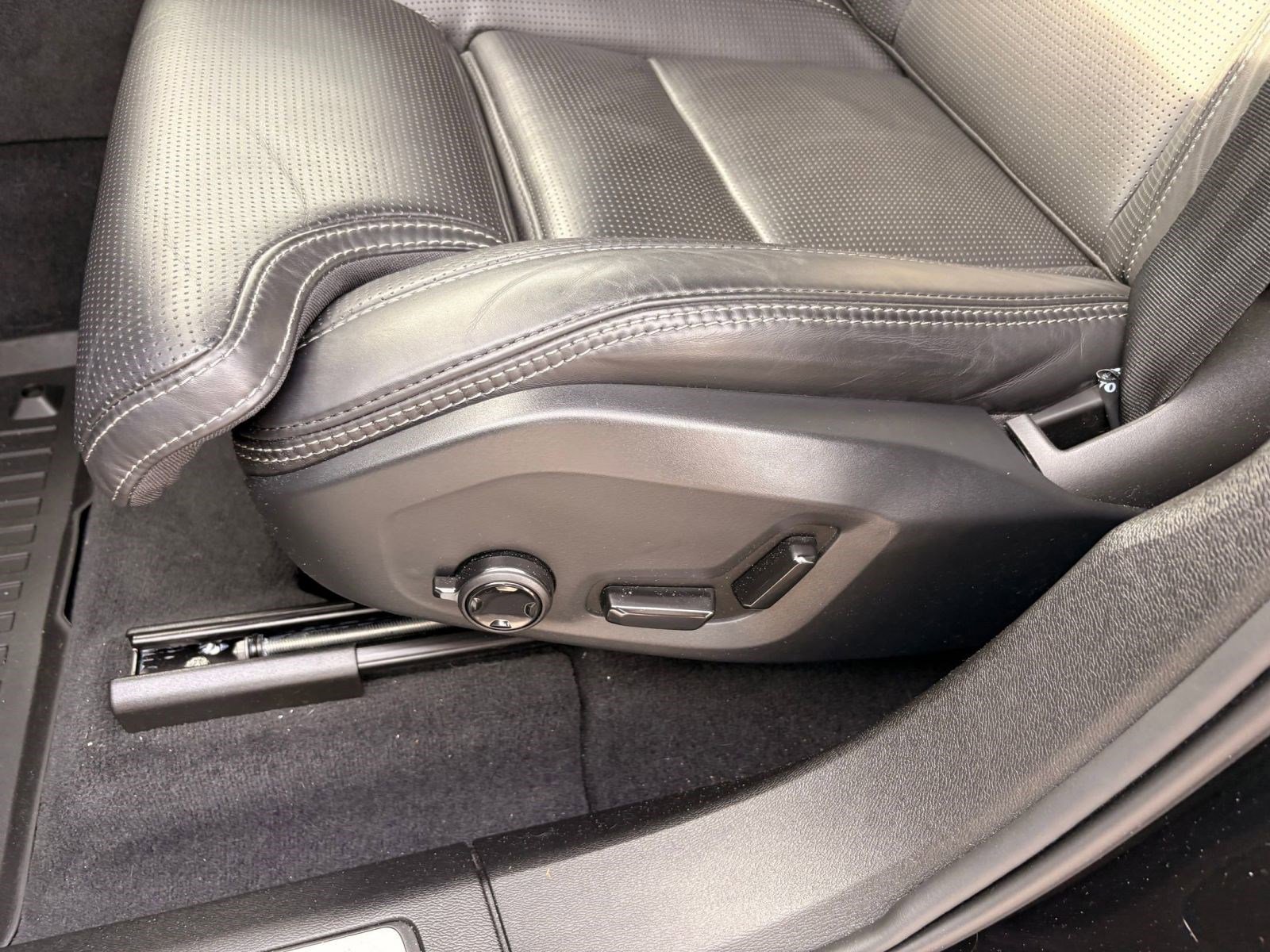 Certified 2024 Volvo XC60 T8 Ultimate w/ Protection Package Premier image 14