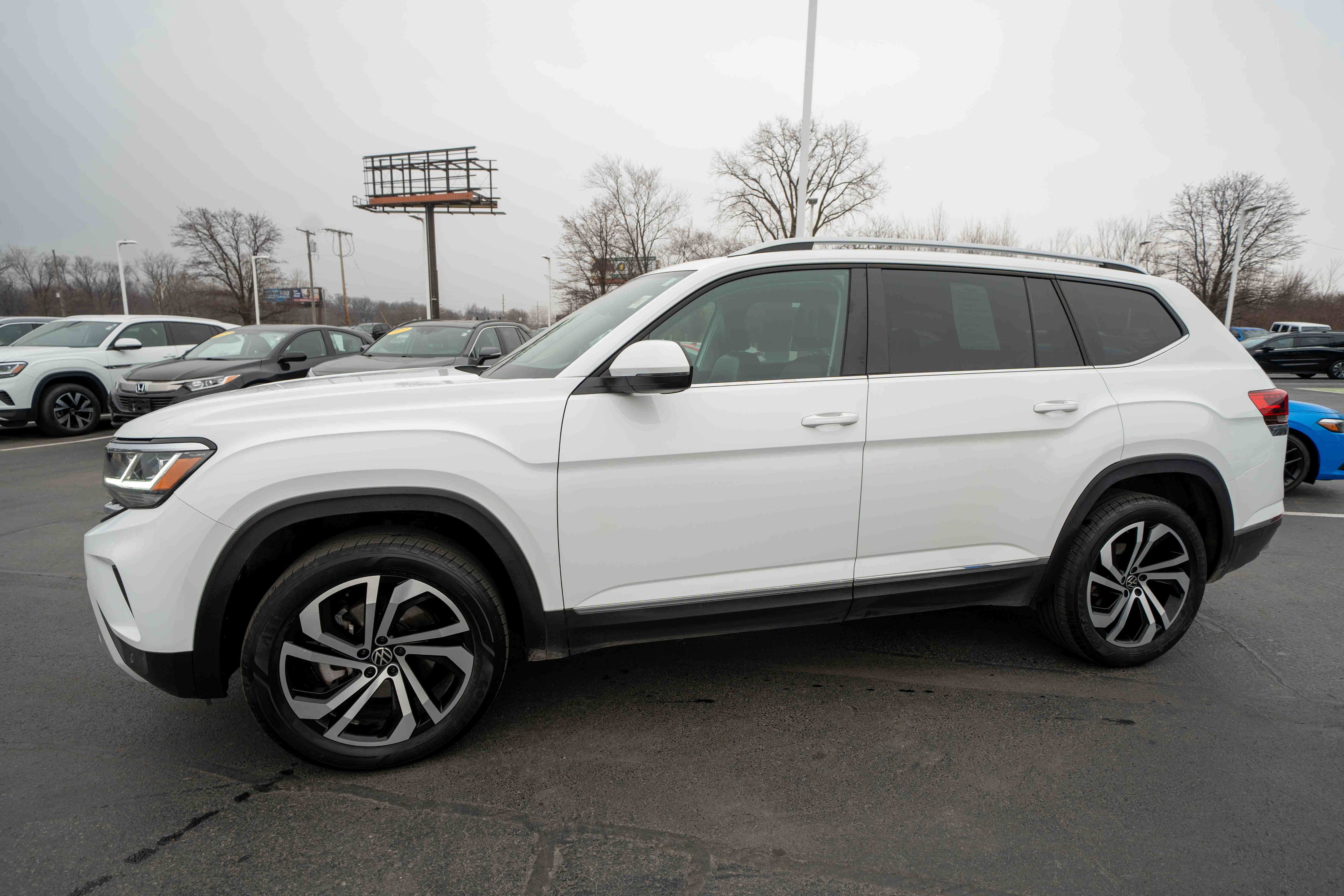 Used 2022 Volkswagen Atlas SEL image 3