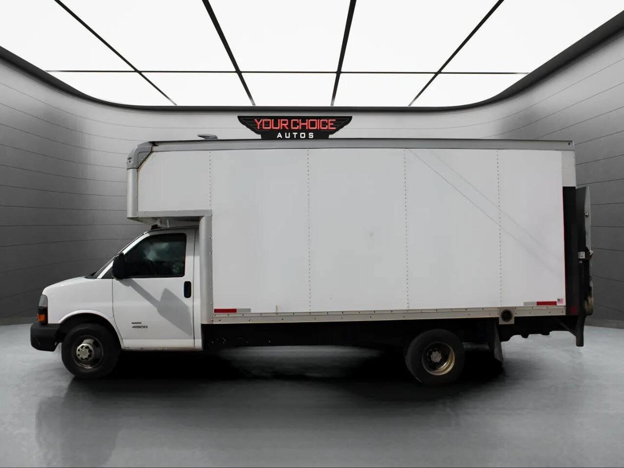 Used 2018 Chevrolet Express 4500 Extended w/ Driver Convenience Package RWD image 2