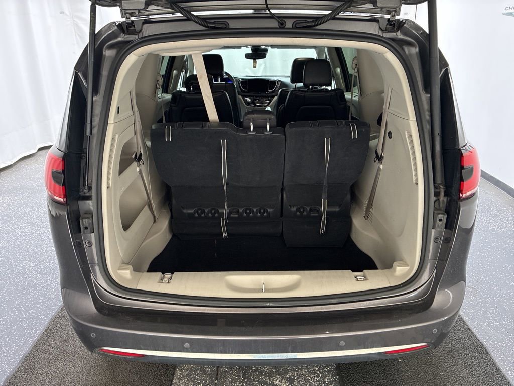 Used 2022 Chrysler Pacifica Touring-L FWD image 6