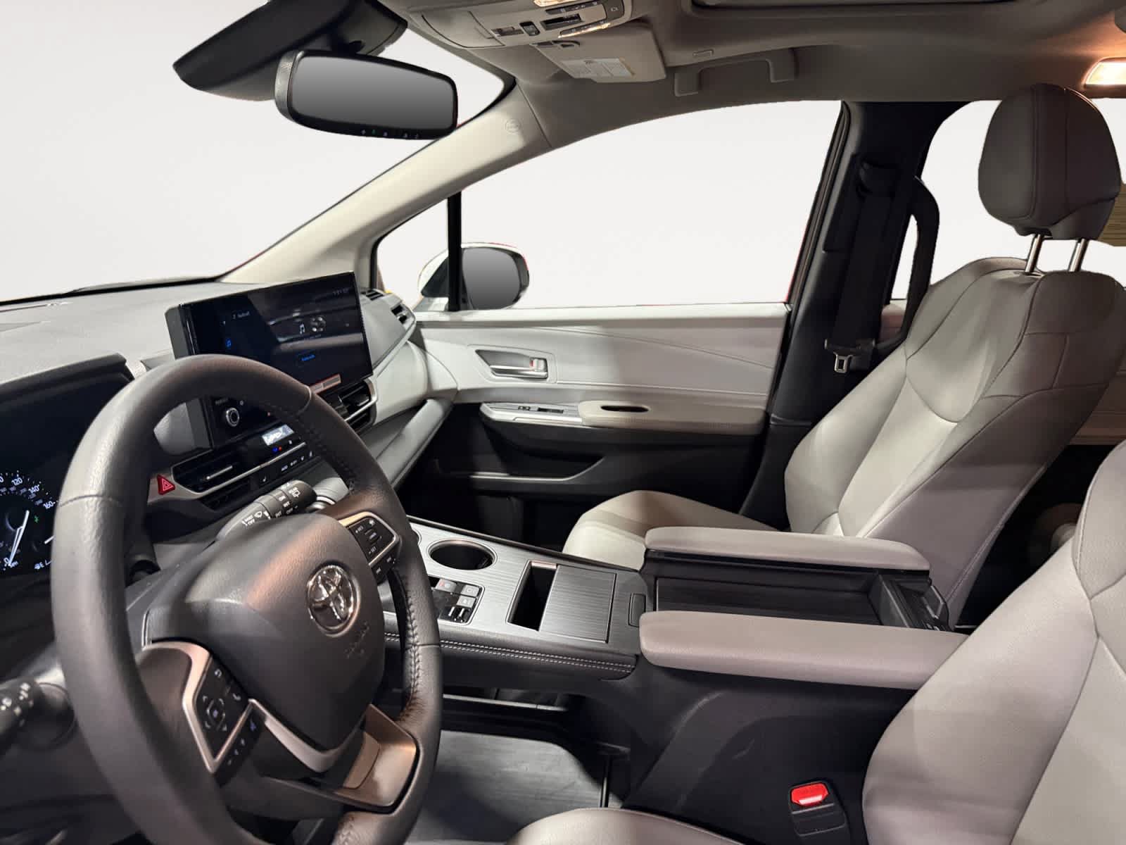 Used 2026 Toyota Sienna XLE FWD image 10